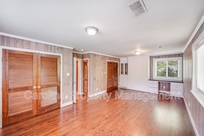 Building Photo - 2417 Laburnum Ave