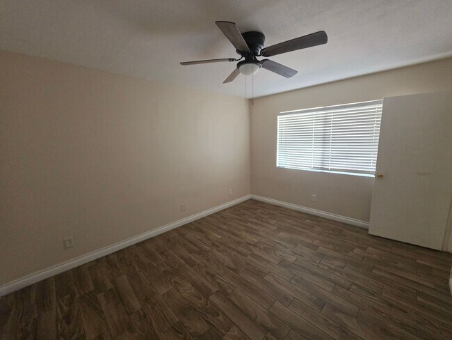 Building Photo - Two Bedroom Two Bathroom Duplex in Hemet!