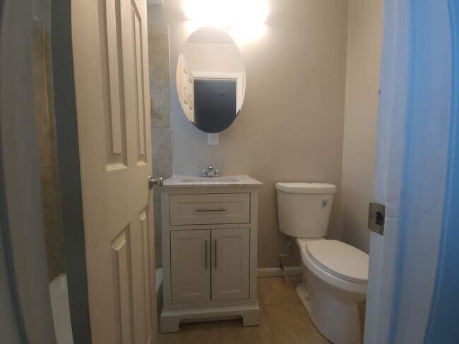 Building Photo - 846 Drawbridge Dr