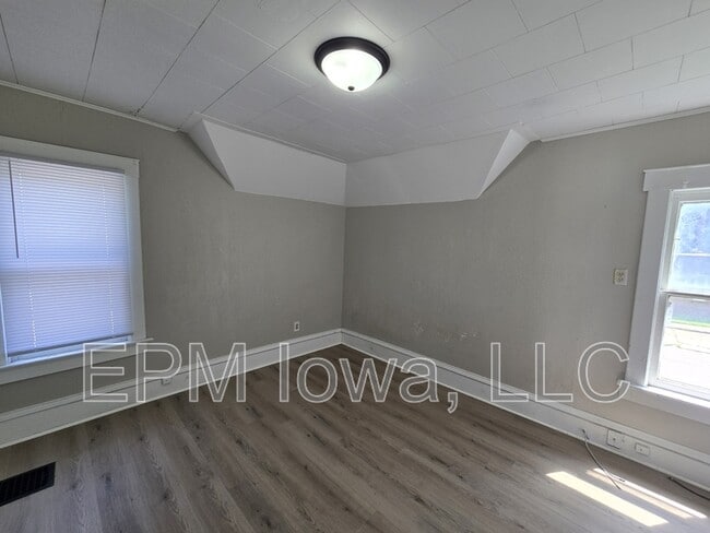 Building Photo - 122 Newell St