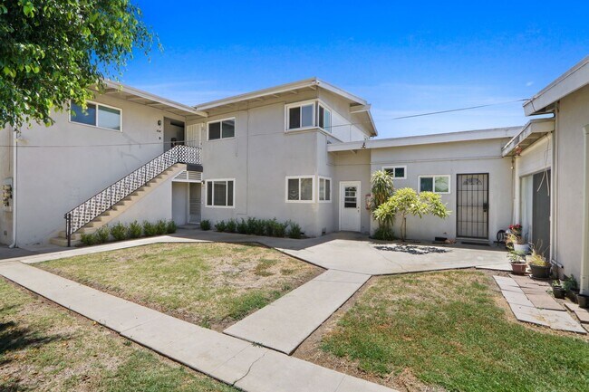 Building Photo - Refreshed 1 Bed 1 Bath Apartment with Parking