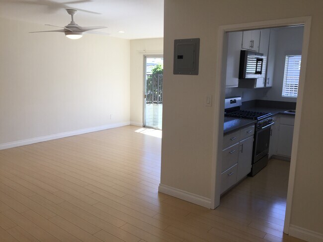 Building Photo - 3400 Club Dr