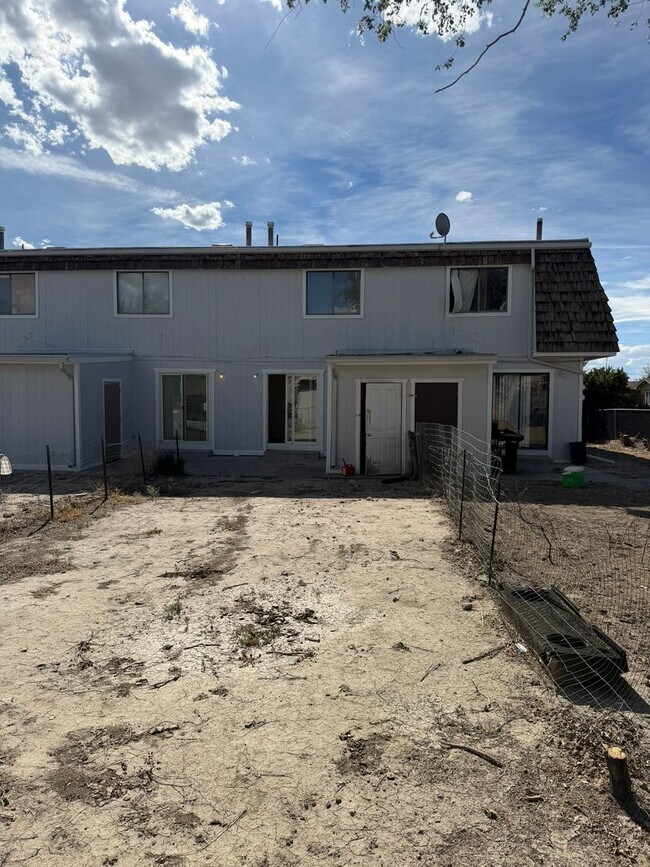 Building Photo - 460 Topaz Dr