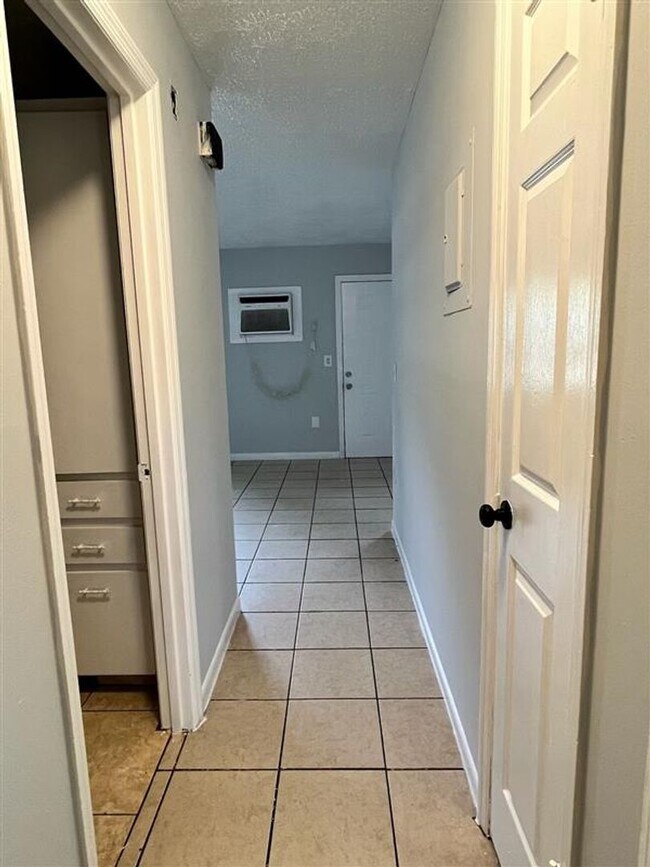 Building Photo - 2 BED 1 BATH READY TO RENT IN PLANT CITY!
