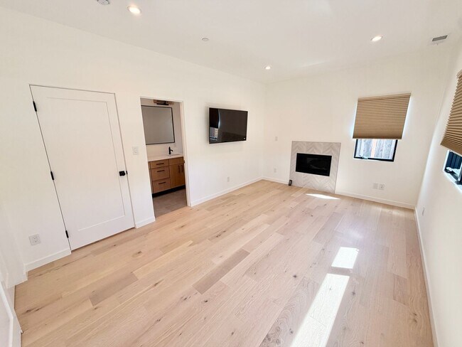 Building Photo - Never-Lived-In Luxury: 1,408 Sq Ft Detached Single-Family Home with Private Office — Downtown Sun...