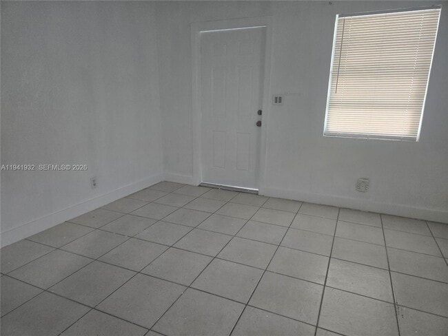 Building Photo - 1645 Lauderdale Manor Dr