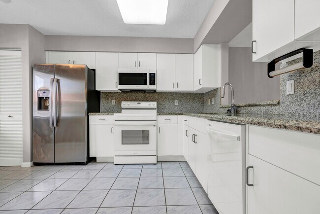 Building Photo - 5952 Regal Glen Dr