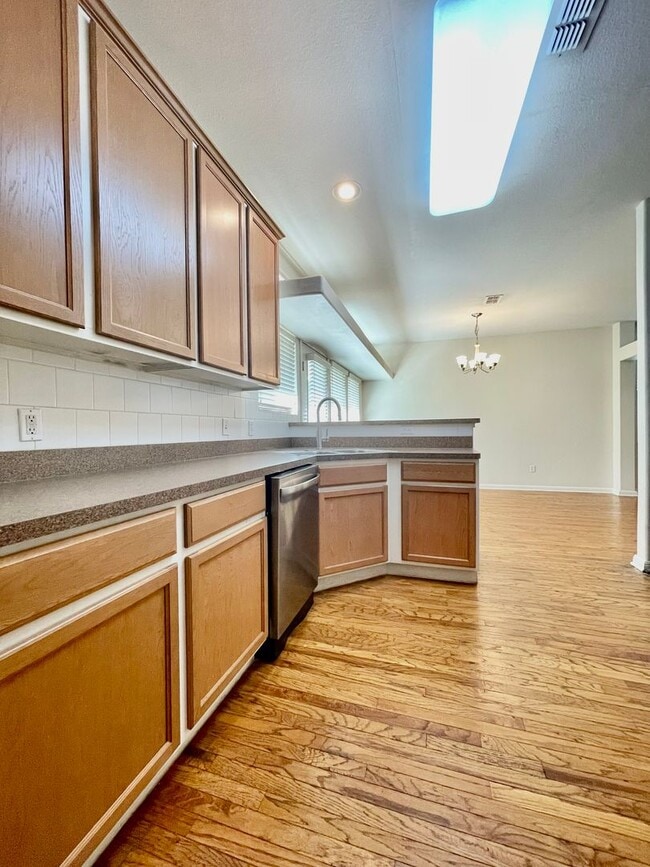 Building Photo - Superb Suburban Space! Multiple Living areas!