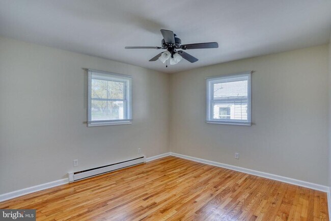 Building Photo - 206 N Main St