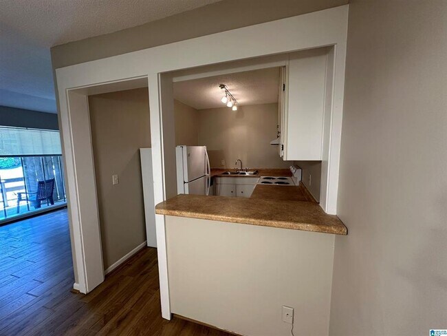Building Photo - Wonderful 1 bedroom, 1 bathroom unit ready...