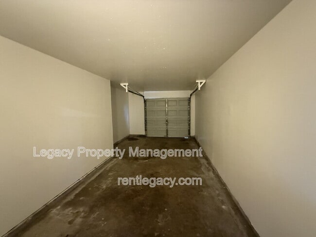 Building Photo - 2084 Quincy Ave