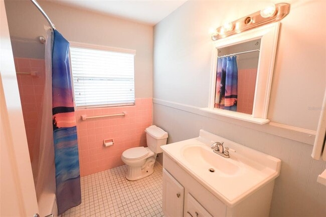 Building Photo - 686 Manor Dr W