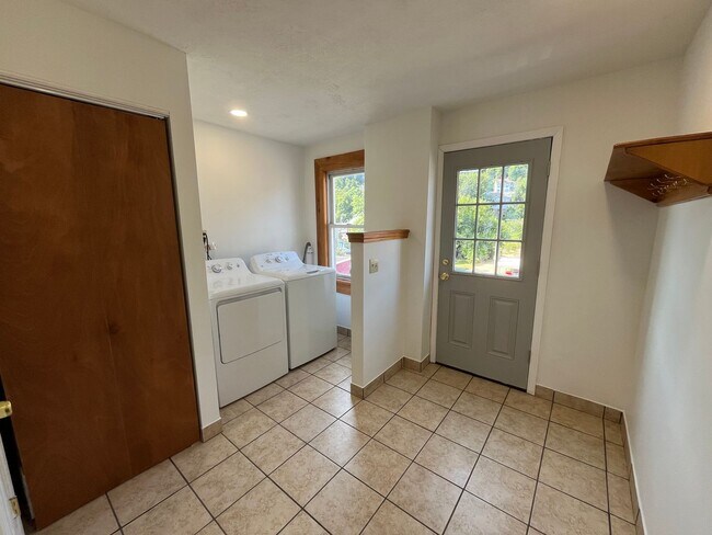 Building Photo - 415 Grant Ave