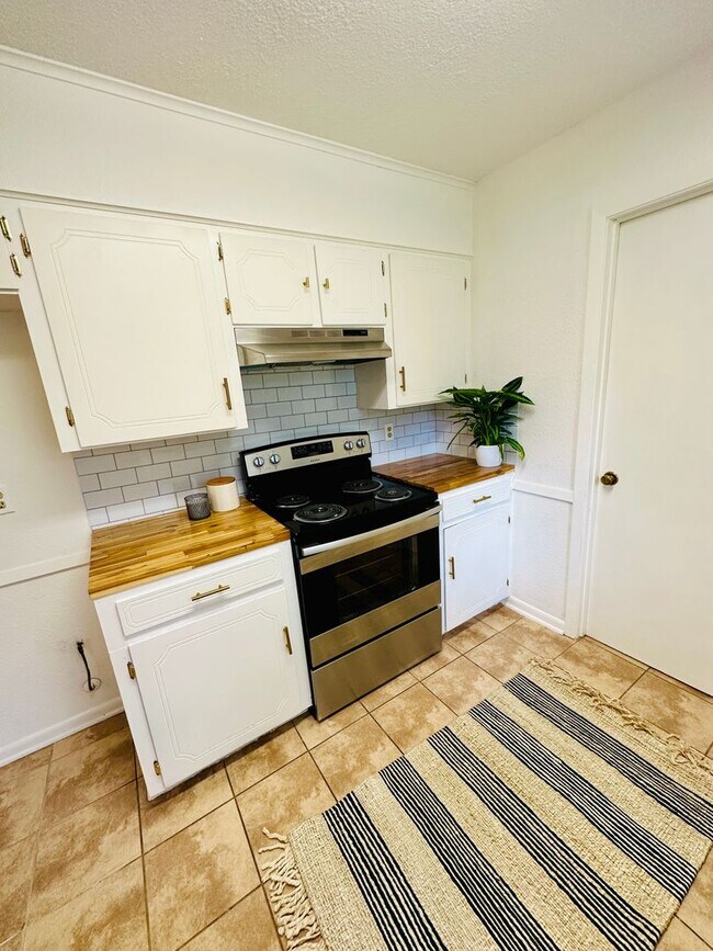 Building Photo - South Tyler! Beautifully Updated 3 Bedroom...