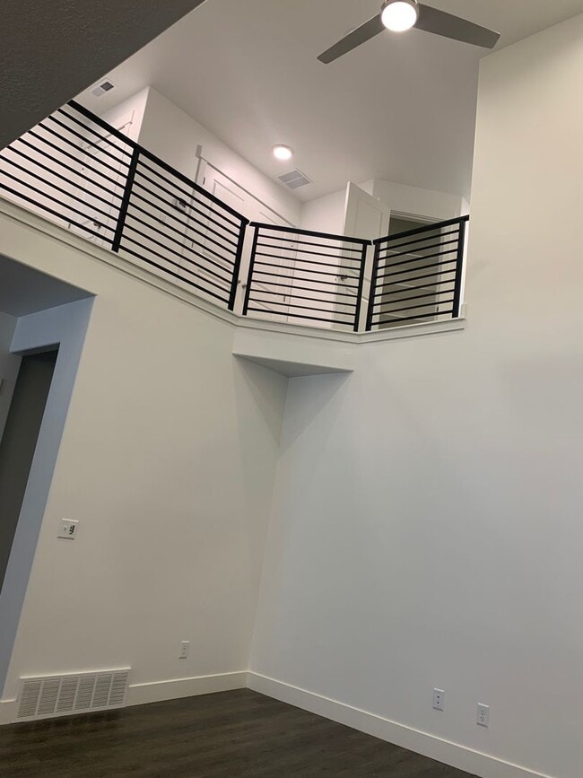 Building Photo - *ROOM ONLY* Beautiful Willow Point Townhome LOOKING FOR FEMALE ROOMMATE-ROOM AVAILABLE