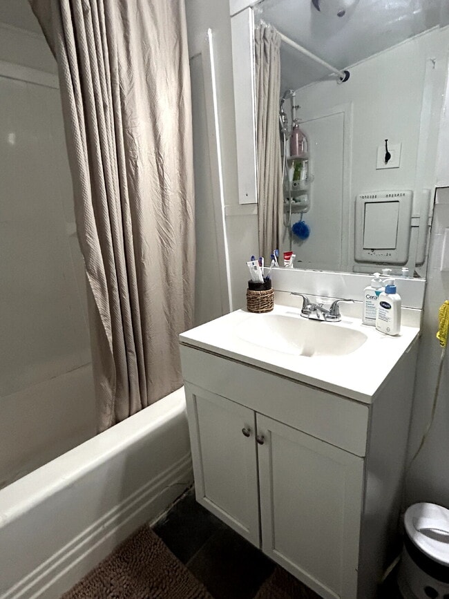 Building Photo - Brick home 3/1 available 3/1