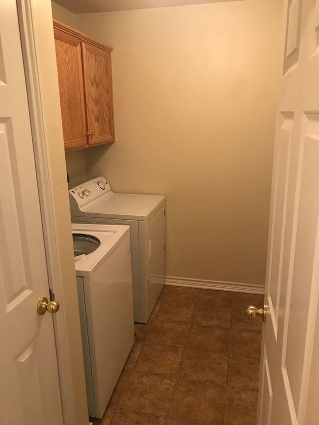 Building Photo - Spacious Duplex Available In Steeplechase ...