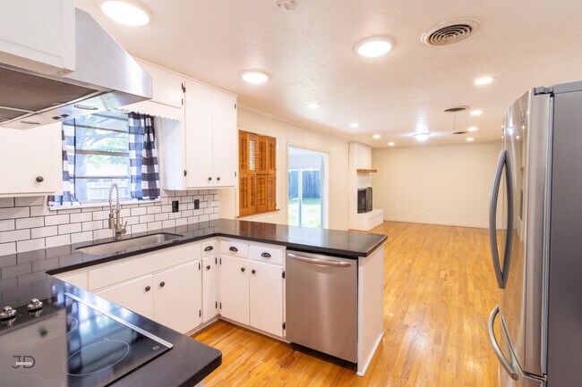 Building Photo - 1556 Singleton Ave