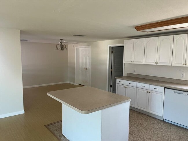 Building Photo - 142 Sandhurst Dr