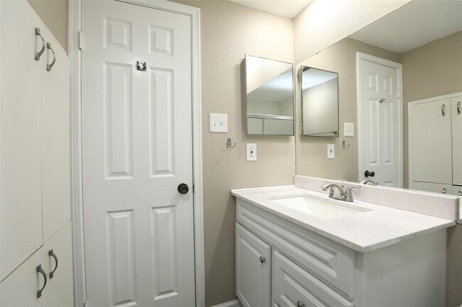 Building Photo - 16800 Sugar Pine Dr
