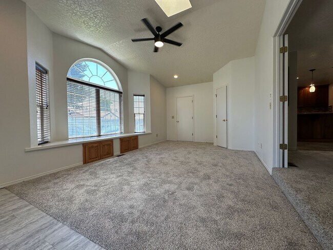 Building Photo - Beautiful 3bed, 2bath 2,550sq.ft. home in ...