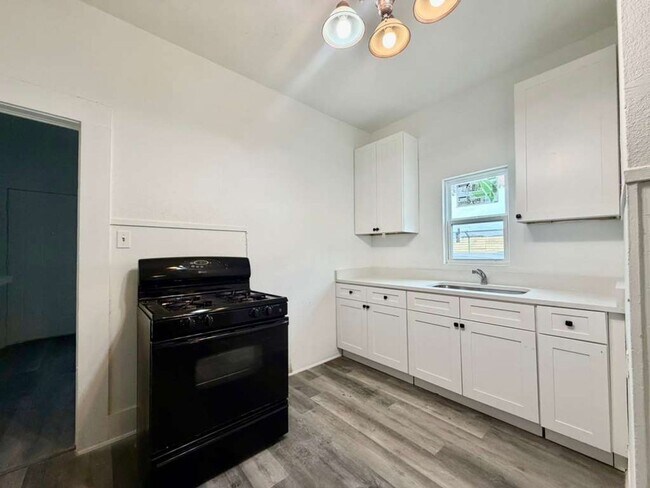 Building Photo - Property For Rent at 222 Lowell St, San Antonio TX 78210