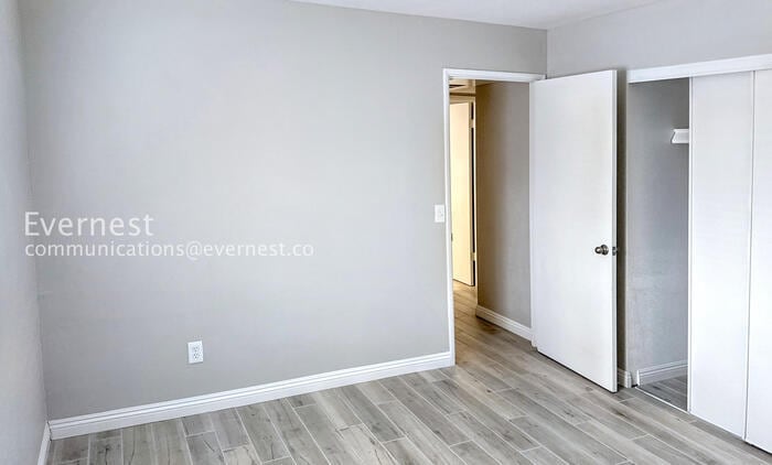 Building Photo - 1920 W Lindner Ave