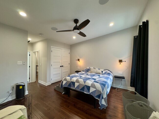 Building Photo - Charming 4Bed/3Bath in Riverside Neighborhood
