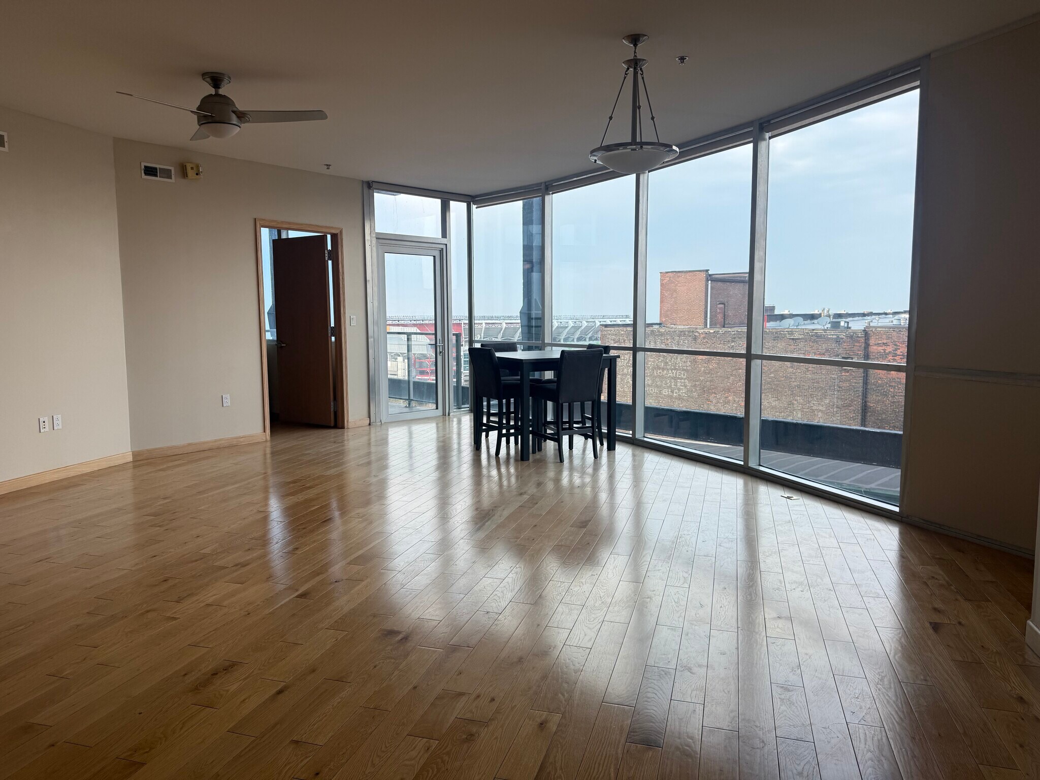 Building Photo - 701 W Lakeside Ave