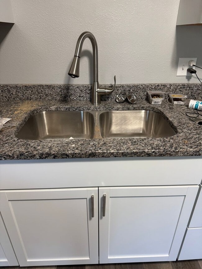 Building Photo - Freshly remodeled 2 bed 1bath on a cozy co...