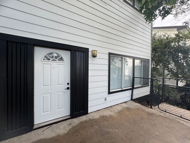 Building Photo - Remodeled 6 Bedroom in North Campus off Sp...