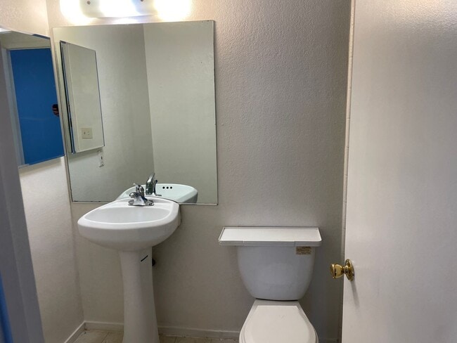 Building Photo - SW 3 Bedroom Condo!