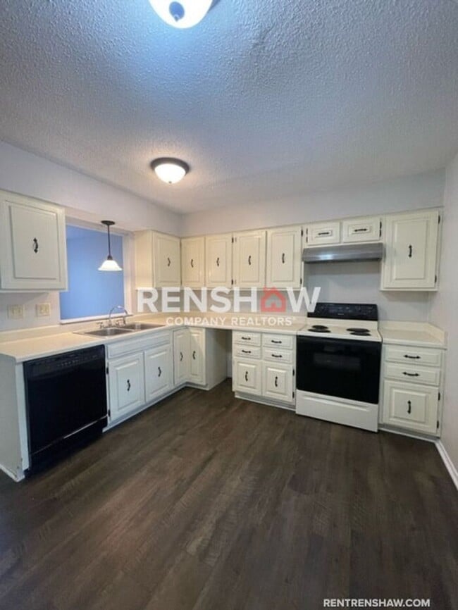 Building Photo - Unique 3 Bed / 2.5 Bath Condo - Move in Re...