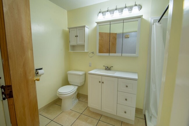 Building Photo - Charming, Newly-Renovated 3 Bed, 1.5 Bath ...