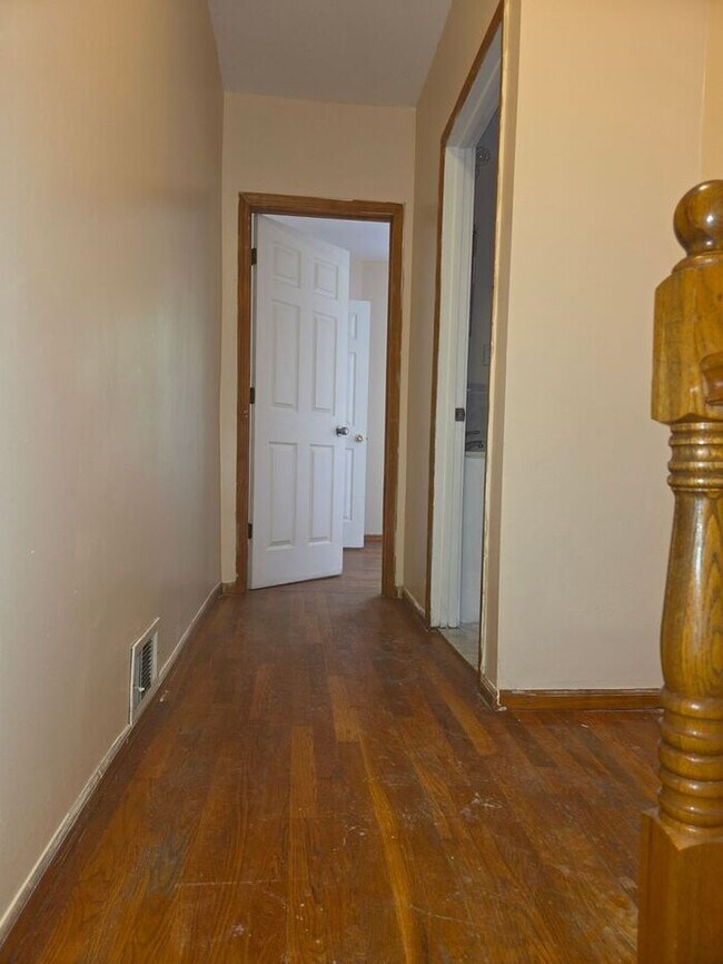Building Photo - 5BR/1.5BA Row Home with Backyard and Laund...