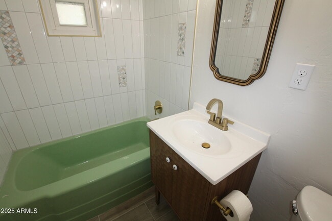 Building Photo - 1333 E Flower St