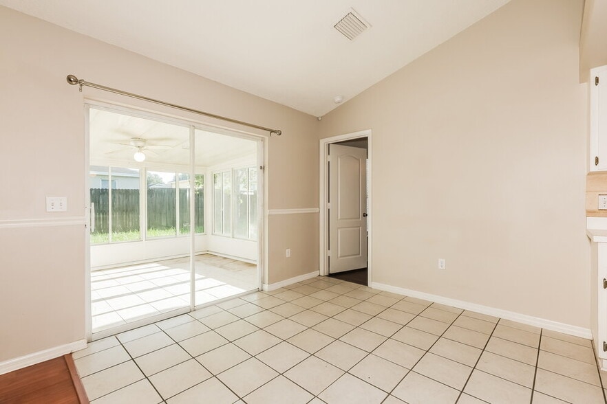 Building Photo - 656 Lakemont Dr