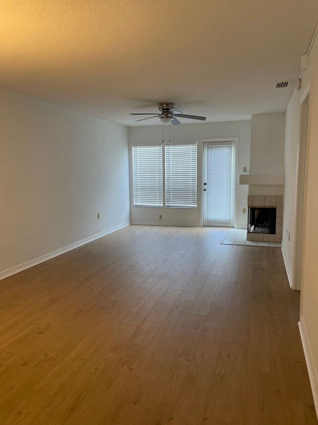Building Photo - Recently Updated 2bd 2bth Condo Available ...