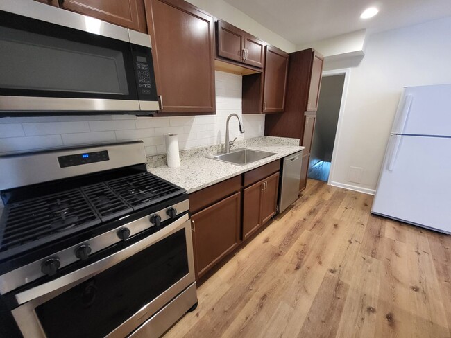 Building Photo - 3 Bed w/ Finished Basement