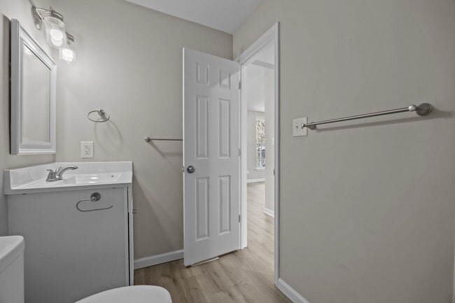 Building Photo - Portsmouth/5 bed 2 bath/Ready for quick move in!!