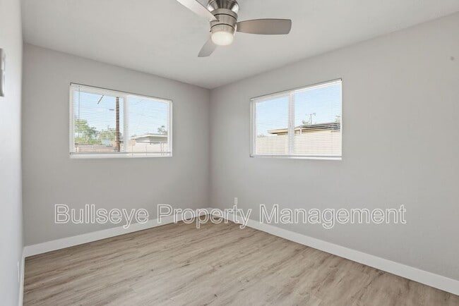 Building Photo - 1102 N 28th Pl