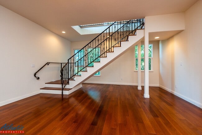 Building Photo - Stunning & Spacious Home | Panoramic Views