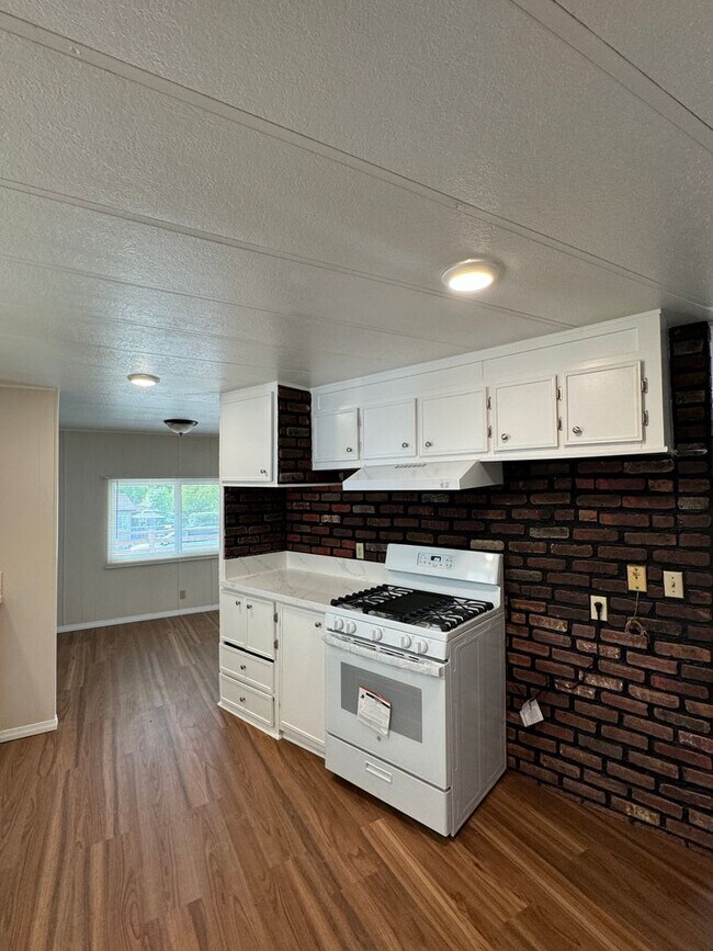 Building Photo - Beautiful rehabbed manufacture home in Lak...