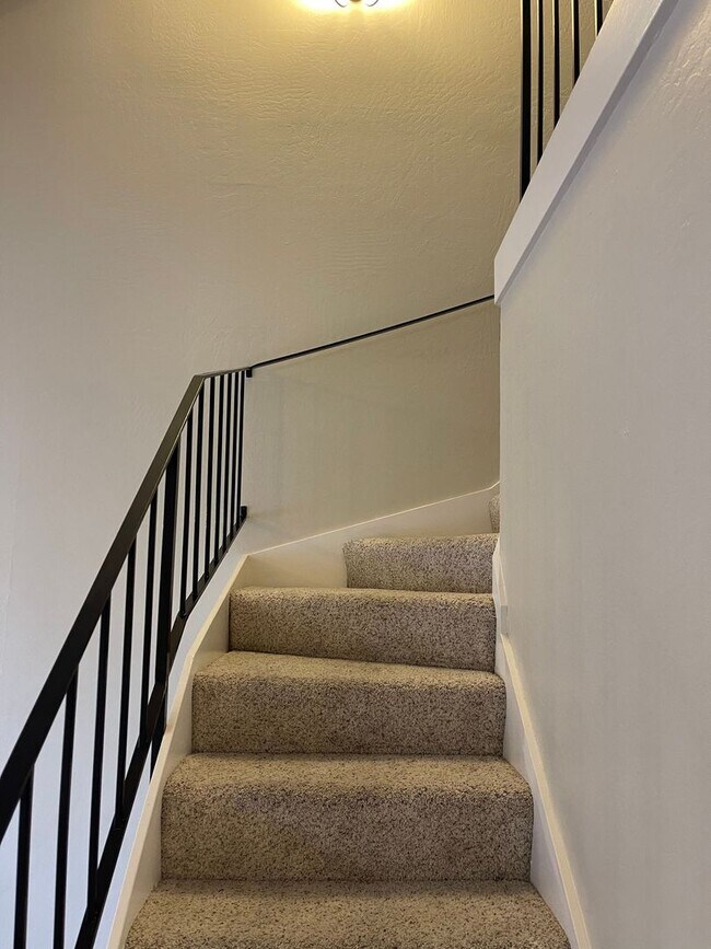 Building Photo - Spacious, open loft-style one bedroom with...