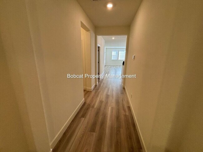 Building Photo - 925 Nelle Dr