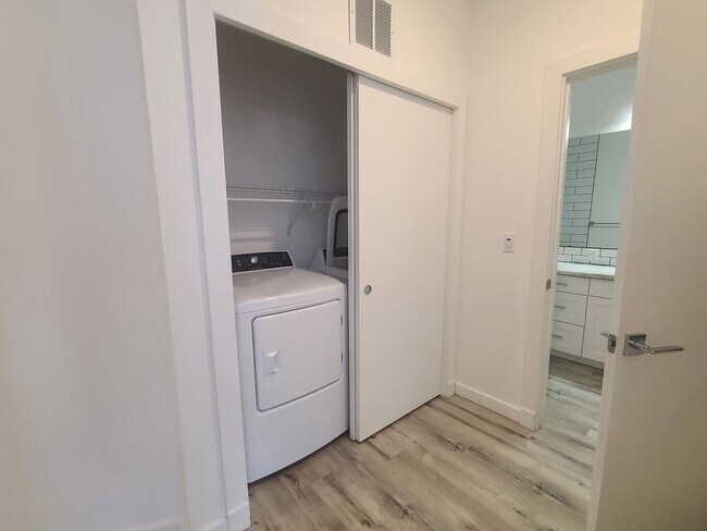 Building Photo - 1 BD with a Den/1 bath  Ground Floor Washe...