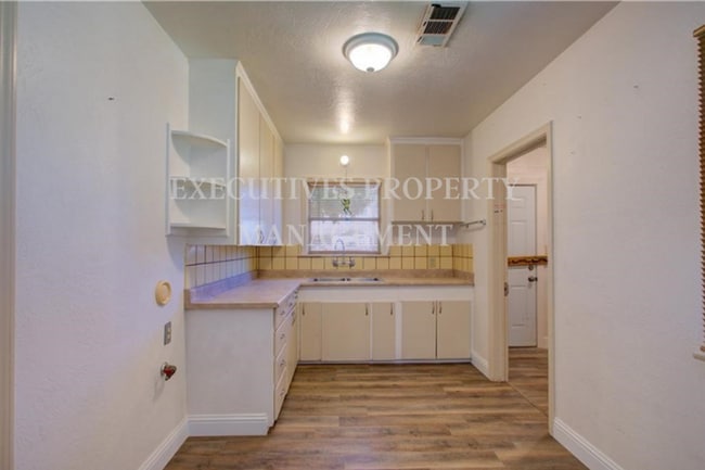 Building Photo - 859 W 21st St
