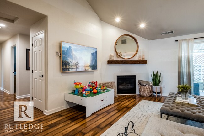 Building Photo - 3 Bedroom + Office in Central Point!