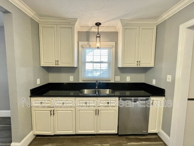 Building Photo - 228 Pinecrest Dr