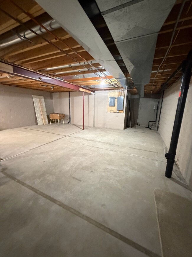 Building Photo - 233 S Bayshore Dr